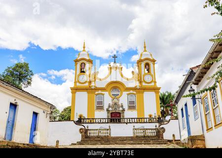 Häuser und historische Kirche in einer alten Kopfsteinpflasterstraße in der berühmten Stadt Tiradentes in Minas Gerais Stockfoto