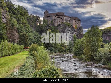 Schloss Runkelstein (Castel Roncolo) ist eine mittelalterliche Festung in der Nähe der Stadt Bozen in Südtirol Stockfoto