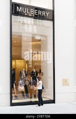 Wien, Österreich, 17. August 2017: Junge Frau vor der Luxusmodefiliale in Wien. Mulberry Store, Europa Stockfoto