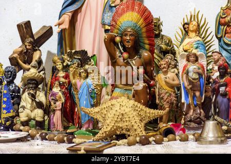 Altar mit mehreren Bildern von Heiligen, Entitäten afrikanischer Herkunft wie Umbanda und Candomble und Alltagsgegenständen in guter Darstellung Stockfoto