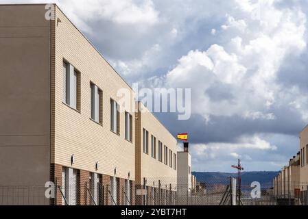 Neue Einfamilienhäuser aus Ziegelsteinen am Stadtrand. Marchamalo, Guadalajara. Immobilien, nachhaltiges Bauen und Investitionen Stockfoto
