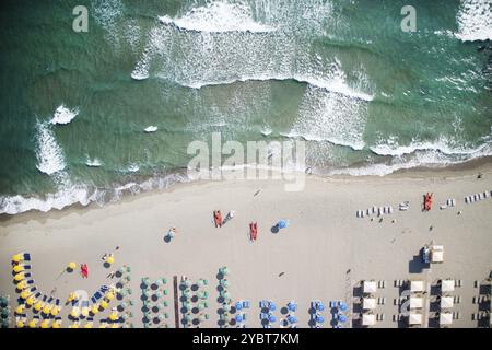 Draufsicht auf den ausgestatteten Strand von Forte dei Marmi Zu Beginn der Sommersaison Stockfoto