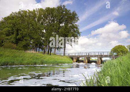 Wehr im Fluss AA in der Nähe von Heeswijk Schloss im niederländischen Dorf Heeswijk-Dinther Stockfoto