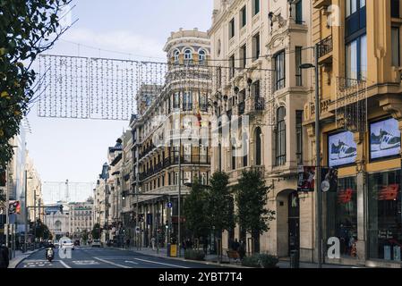 Madrid, Spanien, 22. November 2020: Gran Via Avenue mit Weihnachtsdekoration ein sonniger Tag, Europa Stockfoto