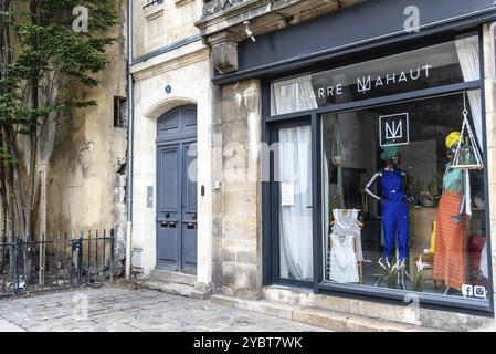 Bordeaux, Frankreich, 22. Juli 2018: Malerischer Luxus-Modeladen im historischen Zentrum Europas Stockfoto