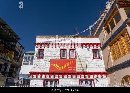 Leh, Indien - 12. September 2024: Außenansicht des Postamtes am Hauptmarkt Stockfoto