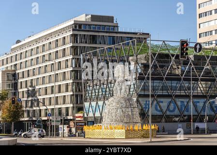 Madrid, Spanien, 22. November 2020: Weihnachtsdekoration mit der Figur des Velazquez Menina auf der Plaza de Colon, Europa Stockfoto