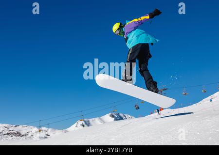 Snowboarder springt mit dem Snowboard von snowhill Stockfoto