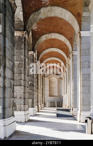 Arkade mit Ziegelgewölben im Königspalast in Madrid Stockfoto