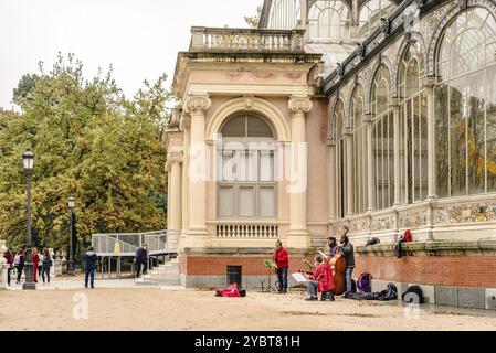 Madrid, Spanien, 24. Oktober 2020: Klassisches Straßenmusik-Quartett im Palacio de Cristal oder im Glaspalast im Buen Retiro Park im Herbst, Europ Stockfoto