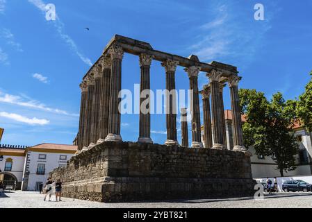 Evora, Portugal, 30. Juni 2022: Römischer Tempel der Diana in Evora. Alentejo, Portugal. Säulen mit korinthischen Hauptstädten, Europa Stockfoto