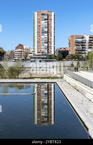 Madrid, Spanien, 14. März 2021: Madrid Rio. Brücke von Segovia und Puerta del Angel. Reflexionen von Wohntürmen auf dem Wasser, Europa Stockfoto