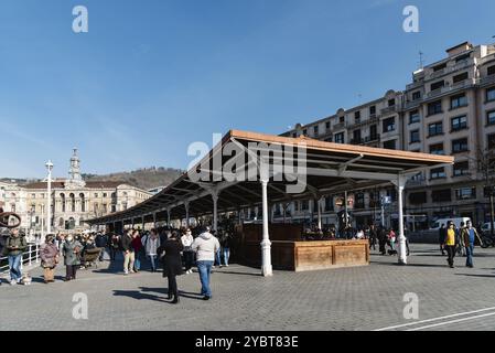 Bilbao, Spanien, 13. Februar 2022: Gure Lurreko Bauernmarkt und Blumenmarkt im Arenal Park in der Altstadt von Bilbao, Europa Stockfoto