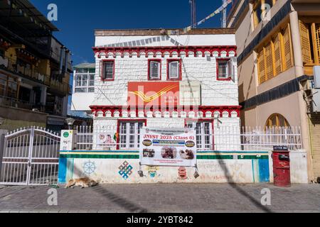 Leh, Indien - 12. September 2024: Außenansicht des Postamtes am Hauptmarkt Stockfoto