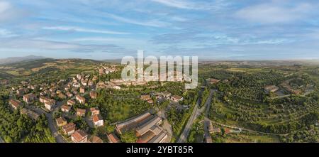 Blick aus der Vogelperspektive auf das Orcia-Tal in der Toskana mit dem wunderschönen Dorf San Quirico Stockfoto