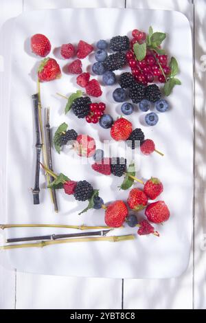 Präsentation Spieße Vielzahl von Beeren, Früchte typisch Sommer Stockfoto