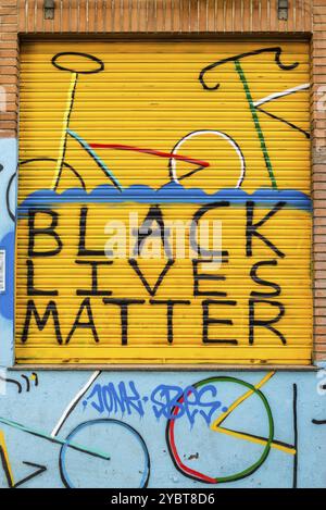 Madrid, Spanien, 20. Oktober 2020: Schwarzes Lives Matter-Schild in einem Laden im Lavapies-Viertel in Madrid, Europa Stockfoto