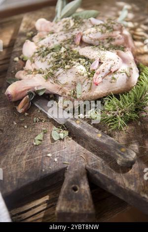 Zubereitung eines ganzen Hähnchens mit mediterranen Kräutern Stockfoto