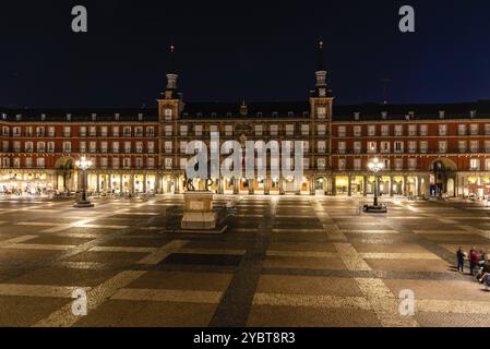 Plaza Mayor in Madrid bei Nacht. Ansicht während der Einschränkungen für die Coronavirus-Covid-19-Pandemie. Sonniger Tag mit blauem Himmel Stockfoto