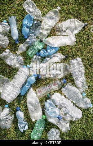 Zeichen der Unhöflichkeit benutzte Plastikflaschen, die auf einer Wiese abgelegt wurden Stockfoto