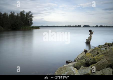 Fluss Nieuwe Merwede in der Nähe von De Zuidhaven auf der Insel Dordrecht Stockfoto