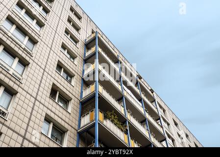 Berlin, 30. Juli 2019: Wohnhäuser aus der sowjetzeit in Ost-Berlin ein bewölkter Sommertag. Neue Fassadenrestaurierung für die Thermalinsel Stockfoto