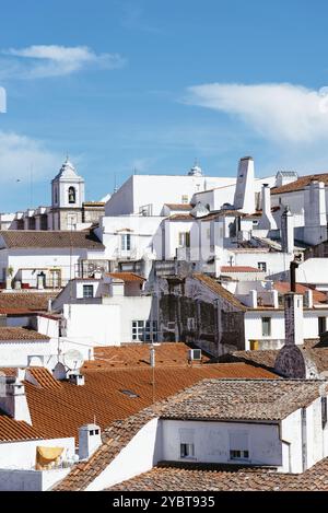 Stadtbild von Evora mit typischen Häusern in weiß und mit Keramikfliesen bemalten Dächern. Alentejo, Portugal, Europa Stockfoto