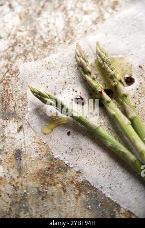 Präsentation des rohen Spargel auf Metall Hintergrund Stockfoto