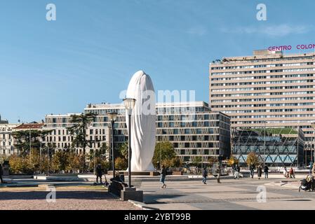 Madrid, Spanien, 22. November 2020: Plaza de Colon oder Columbus Square im Zentrum von Madrid ein sonniger Tag mit blauem Himmel, Europa Stockfoto