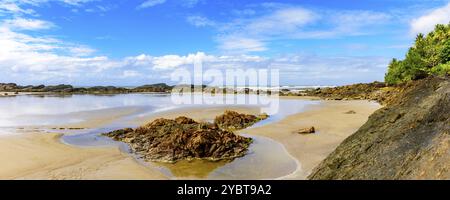 Panoramablick auf den wunderschönen Prainha-Strand in Serra Grande in Bahia, umgeben von Felsen und Vegetation Stockfoto