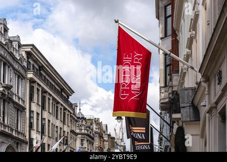 London, UK, 27. August 2023: Menschen, die sich an der Bond Street aufhalten, um die Ausstellung Freddie Mercury World of His Own in London zu betreten Stockfoto