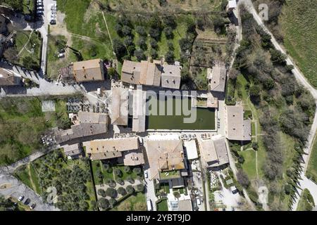 Luftbilddokumentation des alten Dorfes Bagno Vignoni in der Toskana (Italien) Stockfoto