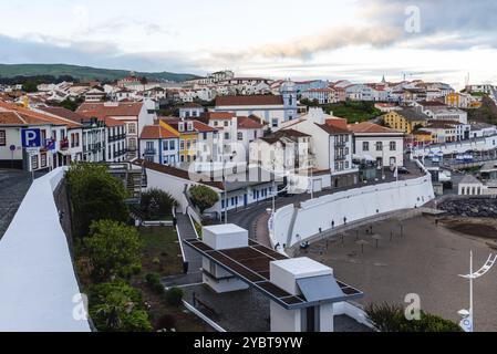 Angra do Heroismo, Portugal, 2. Juli 2022: Panoramablick auf die Altstadt. Terceira Island, Azoren. Blick bei Sonnenuntergang, Europa Stockfoto