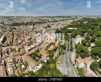 Rom Stadtbild Luftpanorama vieler Gebäude mit orangefarbenen Dächern von oben. Wunderschöne italienische Stadtlandschaft Stockfoto