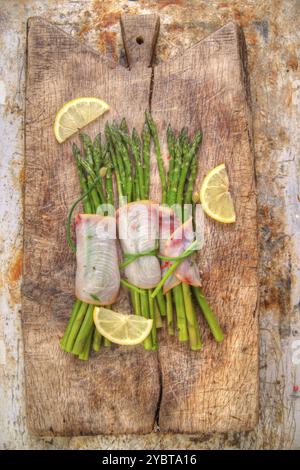 Zweiter Kurs von Schwertfisch und Spargel Beilage Stockfoto