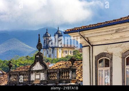 Fassaden von historischen Häusern und Kirchen mit den Bergen der Stadt Ouro Preto in Minas Gerais Stockfoto