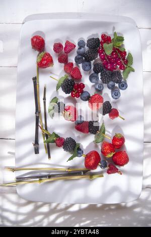 Präsentation Spieße Vielzahl von Beeren, Früchte typisch Sommer Stockfoto