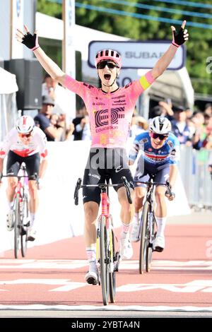 Utsunomiya, Japan. Oktober 2024. Der US-amerikanische Neilson Powless von EF Education-Easypost hebt seine Arme in die Luft, um die Ziellinie des Japan Cup Cycle Road Race in Utsunomiya in Tochigi, 100 km nördlich von Tokio, am Sonntag, den 20. Oktober 2024 zu überqueren. Neilson Powless gewann das Rennen. (Foto: Yoshio Tsunoda/AFLO) Stockfoto