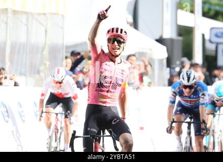 Utsunomiya, Japan. Oktober 2024. Der US-amerikanische Neilson Powless von EF Education-Easypost hebt seinen Arm in die Luft, um am Sonntag, den 20. Oktober 2024, die Ziellinie des Japan Cup Cycle Road Race in Utsunomiya in Tochigi, 100 km nördlich von Tokio, zu überqueren. Neilson Powless gewann das Rennen. (Foto: Yoshio Tsunoda/AFLO) Stockfoto