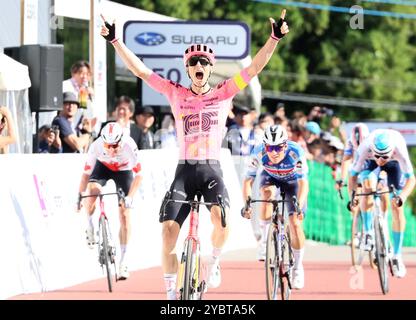 Utsunomiya, Japan. Oktober 2024. Der US-amerikanische Neilson Powless von EF Education-Easypost hebt seine Arme in die Luft, um die Ziellinie des Japan Cup Cycle Road Race in Utsunomiya in Tochigi, 100 km nördlich von Tokio, am Sonntag, den 20. Oktober 2024 zu überqueren. Neilson Powless gewann das Rennen. (Foto: Yoshio Tsunoda/AFLO) Stockfoto