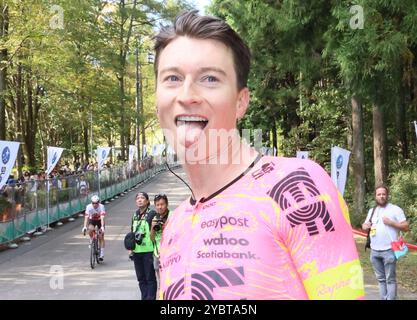 Utsunomiya, Japan. Oktober 2024. Neilson Powless aus den Vereinigten Staaten von EF Education-Easypost hält seine Zunge, als er am Sonntag, den 20. Oktober 2024, in der Stadt Utsunomiya in Tochigi, 100 km nördlich von Tokio, das Japan Cup Cycle Road Race gewann. Neilson Powless gewann das Rennen. (Foto: Yoshio Tsunoda/AFLO) Stockfoto