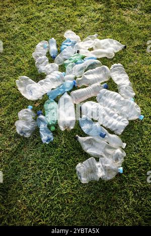 Zeichen der Unhöflichkeit benutzte Plastikflaschen, die auf einer Wiese abgelegt wurden Stockfoto