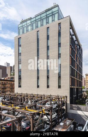 New York City, USA, 22. Juni 2018: Automatisiertes mehrstöckiges Parksystem und Bürogebäude in Manhattan an der High Line, Nordamerika Stockfoto