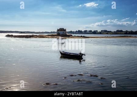 Kleine Insel mit einem Ferienhaus am Fluss Etel, Ile de Saint-Cado, Bretagne, Frankreich. Haus im Wasser mit Fischerbooten Stockfoto