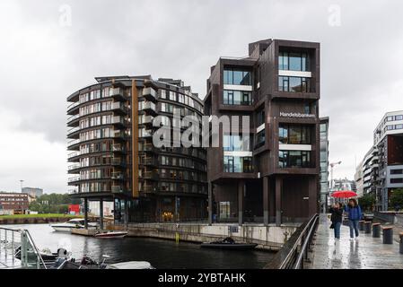 Oslo, Norwegen, 10. August 2019: Neue Wohngebäude in der Gegend von Aker Brygge ein verregneter Sommertag. Es ist ein beliebtes Viertel zum Einkaufen, Essen und Essen Stockfoto