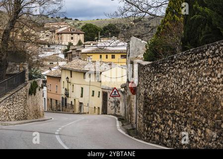 Straße in der mittelalterlichen Stadt Pastrana in Spanien Stockfoto