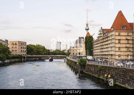 Berlin, 27. Juli 2019: Malerischer Blick auf die Spree und die Museumsinsel mit Monbijou-Brücke, Bode-Museum und Fernsehturm im Hintergrund, Europa Stockfoto