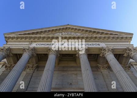 Madrid, Spanien, 15. August 2020: Flacher Blick auf den Haupteingang des spanischen Parlaments. Abgeordnetenkongress, Europa Stockfoto