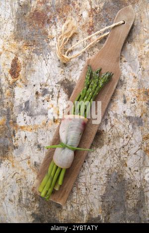 Zweiter Kurs von Schwertfisch und Spargel Beilage Stockfoto