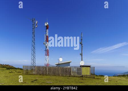 Telekommunikations- und Telefonantenne in grüner Landschaft auf Hügel Stockfoto